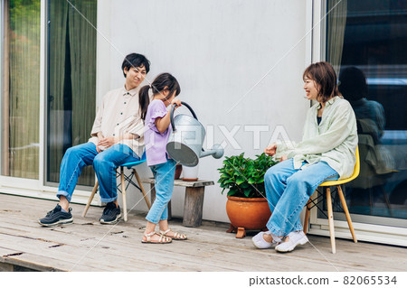 Girls and families relaxing in their garden 82065534