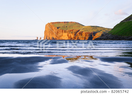 Risin and Kellingin sea stacks, Faroe Islands 82065742