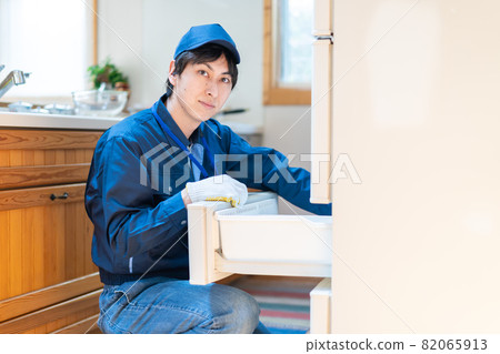 Technical staff repairing the refrigerator Technical staff repairing the refrigerator 82065913