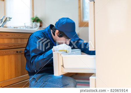 Technical staff repairing the refrigerator Technical staff repairing the refrigerator 82065914