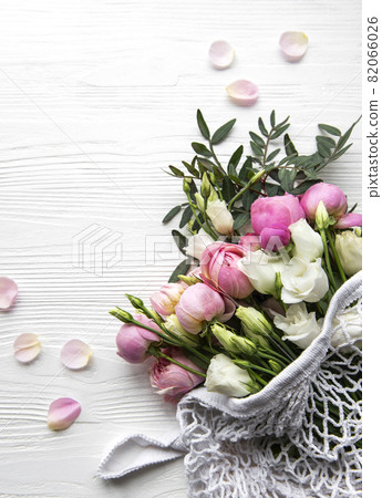 Bouquet of pink colored roses in string shopping bag Bouquet of pink colored roses in string shopping bag 82066026