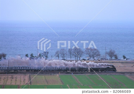 Double-headed Kita-Biwako departing from Tamura Station 82066089