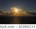 陽光明媚的日落 82066214