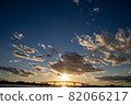 陽光明媚的日落 82066217