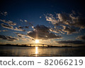 陽光明媚的日落 82066219