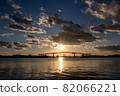 陽光明媚的日落 82066221