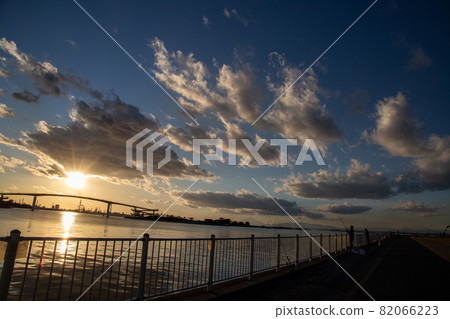 陽光明媚的日落 82066223