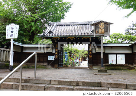 Former Honbo front gate of Kanei-ji Temple Rinoji Ryodaishi Kaisando Tenkai Jiyoku Daishi Ryogen Jie Daishi Ueno Park, Taito-ku, Tokyo Former Honbo front gate of Kanei-ji Temple Rinoji Ryodaishi Kaisando Tenkai Jiyoku Daishi Ryogen Jie Daishi Ueno Park, Taito-ku, Tokyo 82066565