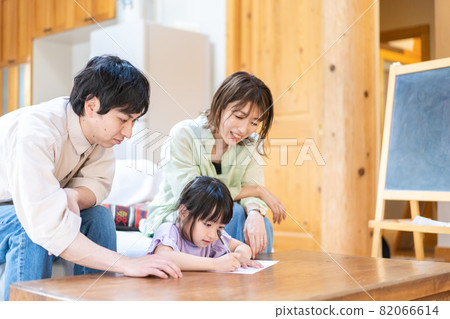 Girls and parents studying at home Girls and parents studying at home 82066614