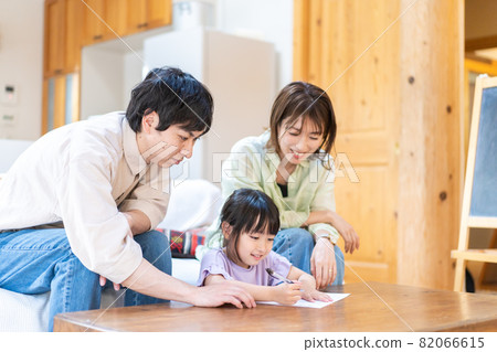 在家學習的女孩和父母 在家學習的女孩和父母 82066615