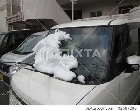 Snow on a white car Snow on a white car 82067296