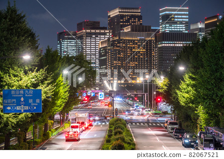 《Tokyo》 Night view of Tokyo Marunouchi / office district 82067521