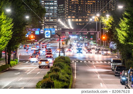《Tokyo》 A line of cars running in the city center 《Tokyo》 A line of cars running in the city center 82067628