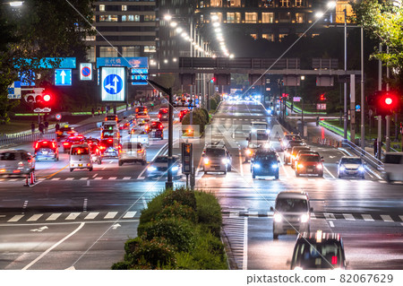 《Tokyo》 A line of cars running in the city center 《Tokyo》 A line of cars running in the city center 82067629