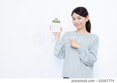 一個三十多歲的女人指著計算器 82067774