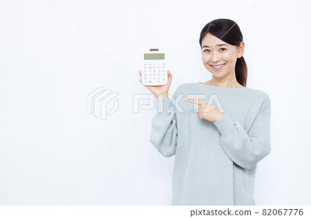 一個三十多歲的女人指著計算器 82067776