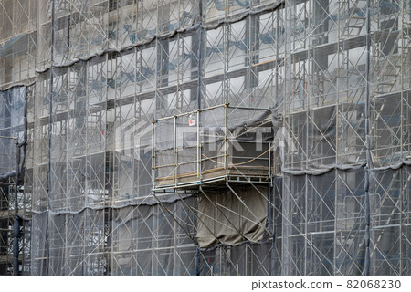 施工現場:裝卸台安裝在鷹架上 施工現場:裝卸台安裝在鷹架上 82068230