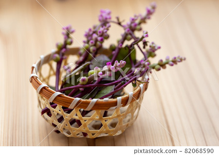 Flower buds of Malabar spinach in a basket 82068590
