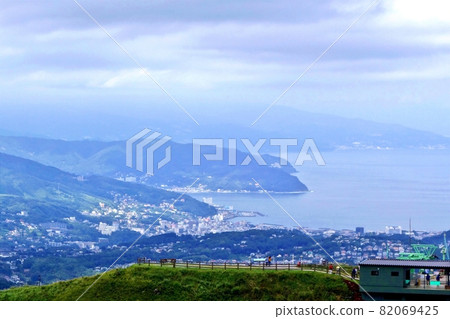 山頂景色秋天大室山芒草太平洋伊東市 山頂景色秋天大室山芒草太平洋伊東市 82069425