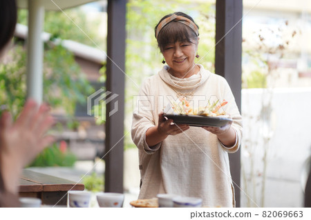 上菜的女人 82069663