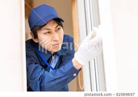 Technical staff doing window maintenance 82069697