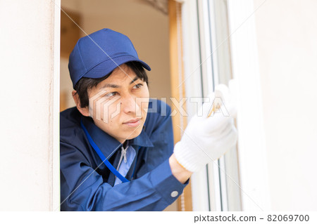 Technical staff doing window maintenance 82069700