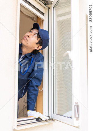 Technical staff doing window maintenance 82069701