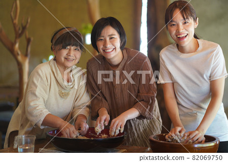 A woman who makes soba noodles 82069750
