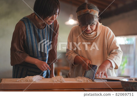 A woman who makes soba noodles 82069751