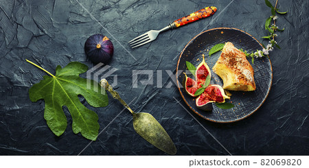 Pie with fresh figs Pie with fresh figs 82069820
