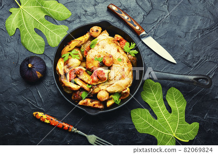 Chicken baked with potatoes and figs Chicken baked with potatoes and figs 82069824