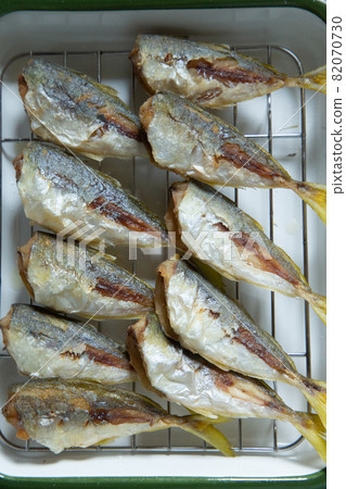 Deep-fried small horse mackerel 82070730