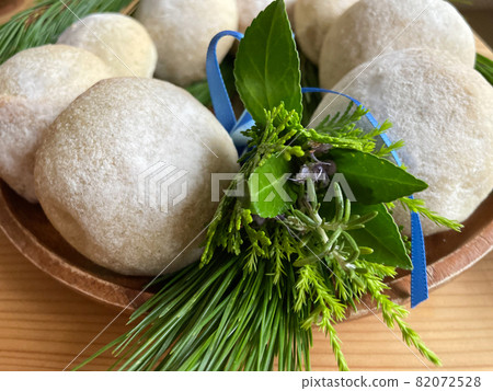 白鍋和松針 82072528