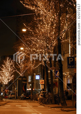 阿姆斯特丹，荷蘭城市景觀在晚上 82072817