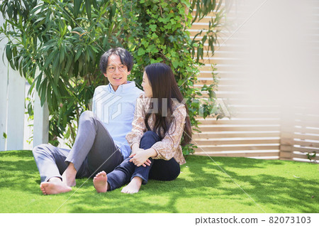 在草坪上放鬆的情侶 在草坪上放鬆的情侶 82073103