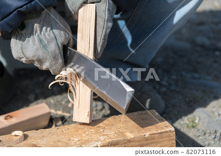 [Make a feather stick with a hatchet] 82073116