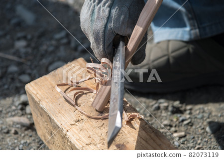 [Make a feather stick with a hatchet] 82073119