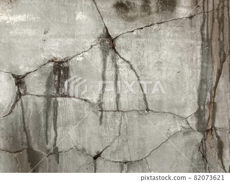 Old and cracked concrete wall Old and cracked concrete wall 82073621