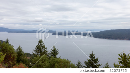 Viewpoint off the Trans-Canada Hwy, Split Rock Lookout. 82073755