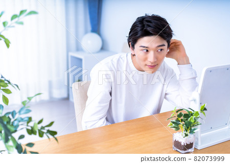 一個男人在鏡子裡檢查他的皮膚 一個男人在鏡子裡檢查他的皮膚 82073999