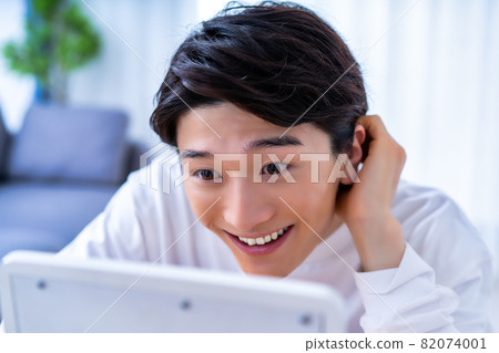 一個男人在鏡子裡檢查他的皮膚 一個男人在鏡子裡檢查他的皮膚 82074001
