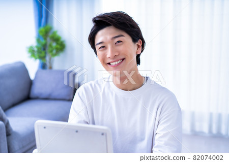 一個男人在鏡子裡檢查他的皮膚 一個男人在鏡子裡檢查他的皮膚 82074002