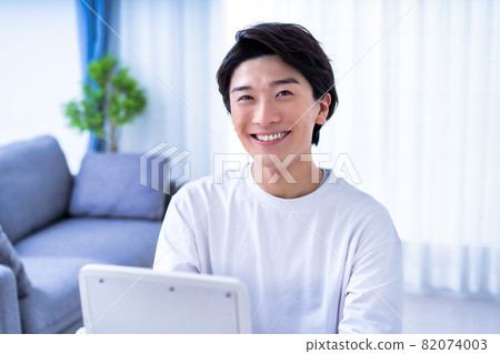 一個男人在鏡子裡檢查他的皮膚 一個男人在鏡子裡檢查他的皮膚 82074003