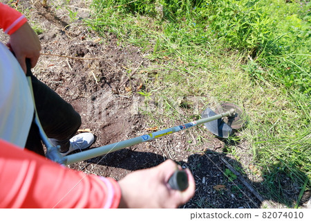 Mowing work (engine-type mower, engine-type tipped saw type) Mowing work (engine-type mower, engine-type tipped saw type) 82074010