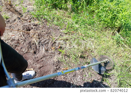Mowing work (engine-type mower, engine-type tipped saw type) Mowing work (engine-type mower, engine-type tipped saw type) 82074012