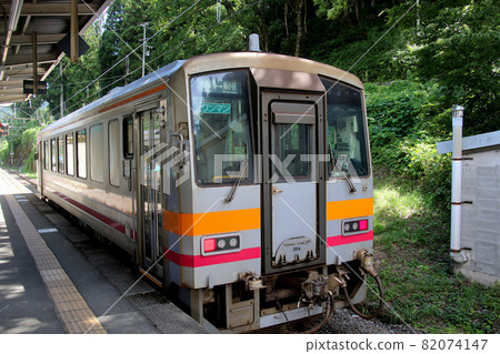 小谷站 3 號線 Kiha 120 354 大糸線從南小谷到糸魚川停止 小谷站 3 號線 Kiha 120 354 大糸線從南小谷到糸魚川停止 82074147