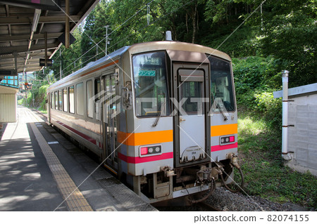 Otari Station Line 3 Kiha 120 354 Oito Line from Minami-Otari to Itoigawa is stopped Another angle Otari Station Line 3 Kiha 120 354 Oito Line from Minami-Otari to Itoigawa is stopped Another angle 82074155