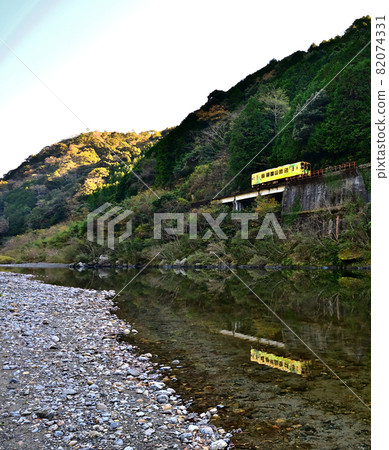 初夏的錦川鐵道線 初夏的錦川鐵道線 82074331