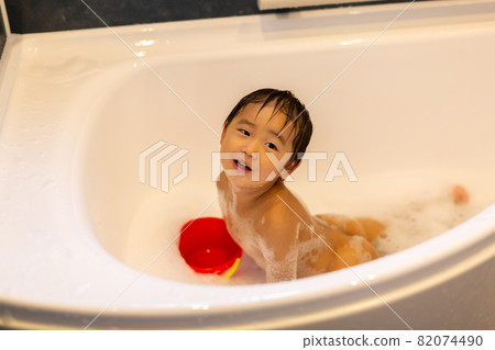 Toddler bath time playing in the bath 82074490