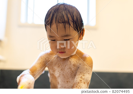 Toddler bath time playing in the bath 82074495